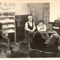1972.03.30 Юные читатели библиотеки на встрече со старейшим жителем п. Провидения Хомутовым И.Н.